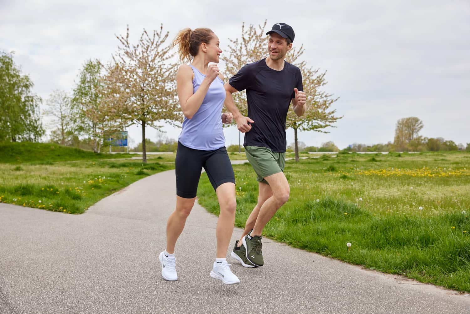 Pärchen beim Joggen im Park