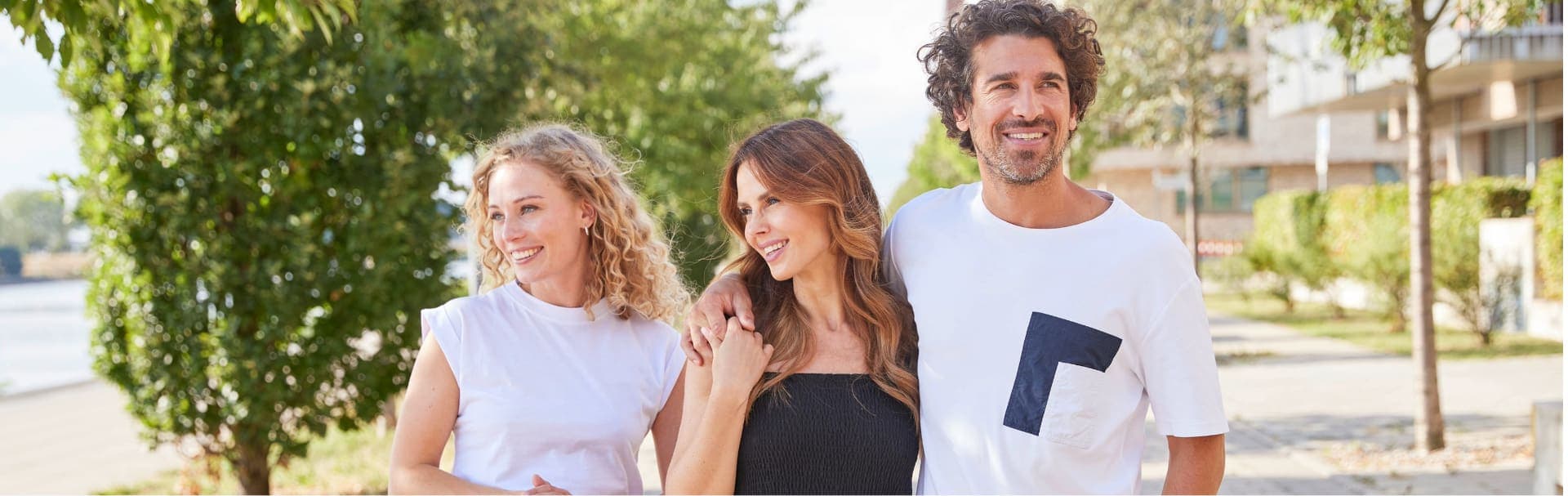 Freunde spazieren am Sommertag mit Schuhen von Shoe4You.