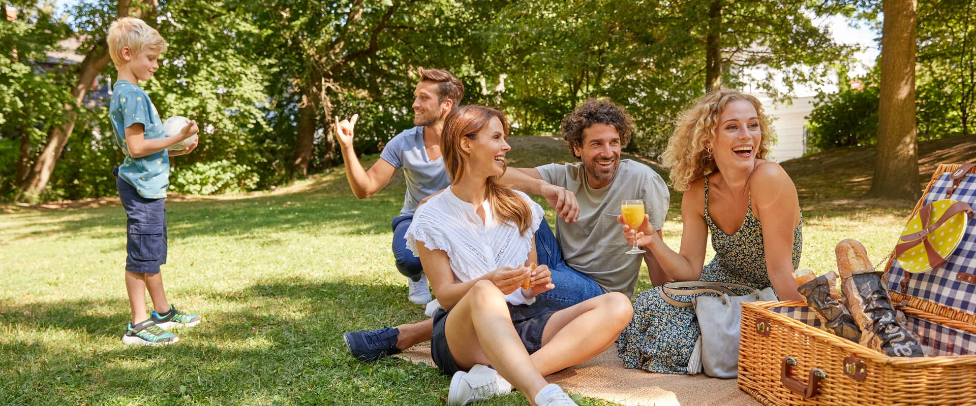 Familie im Garten beim Picknick