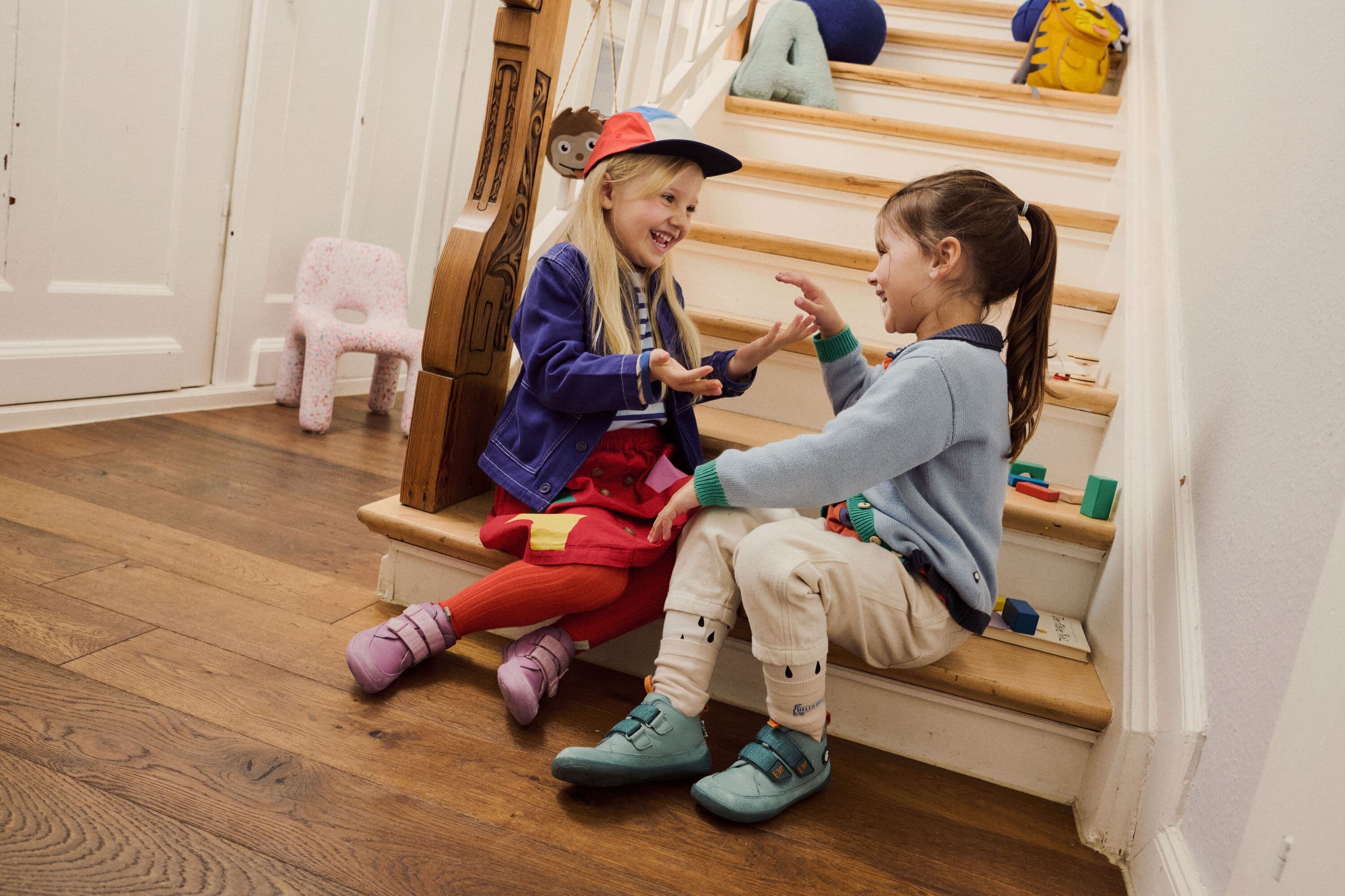 Kinder spielen auf der Treppe