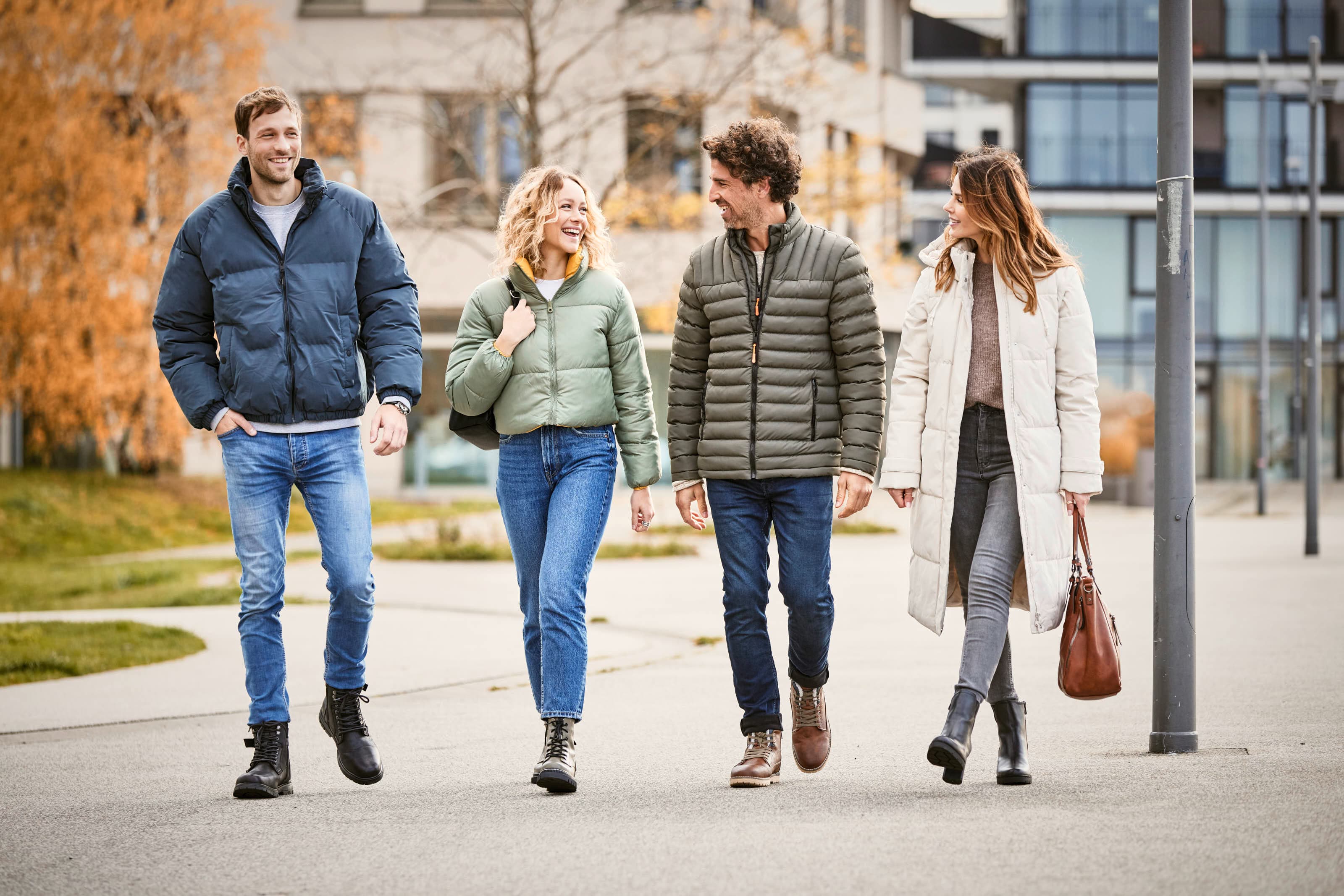 Shoe4You Gruppe spaziert im Herbst