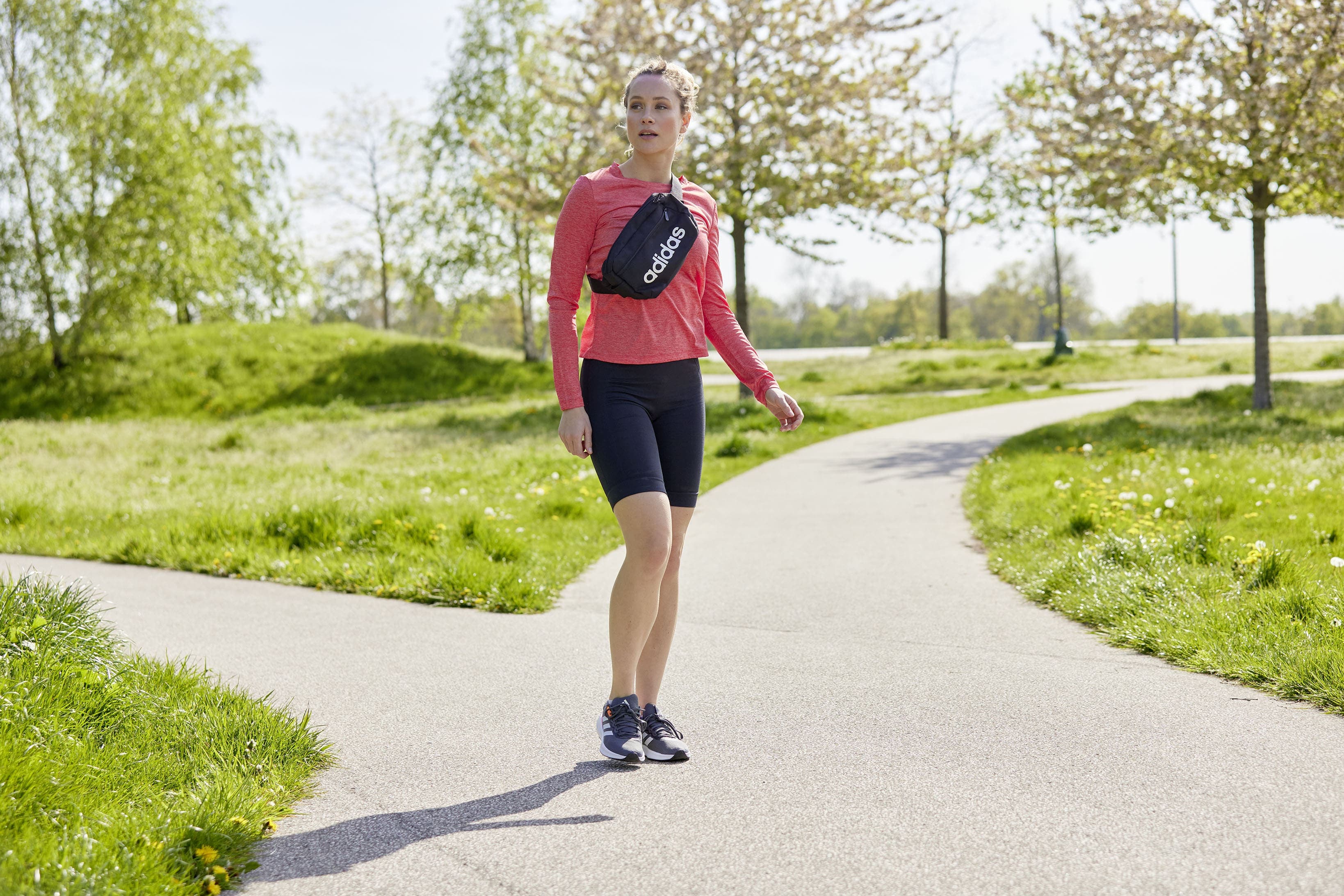 Junge Frau treibt Sport im Sommer in Schuhen von Shoe4You