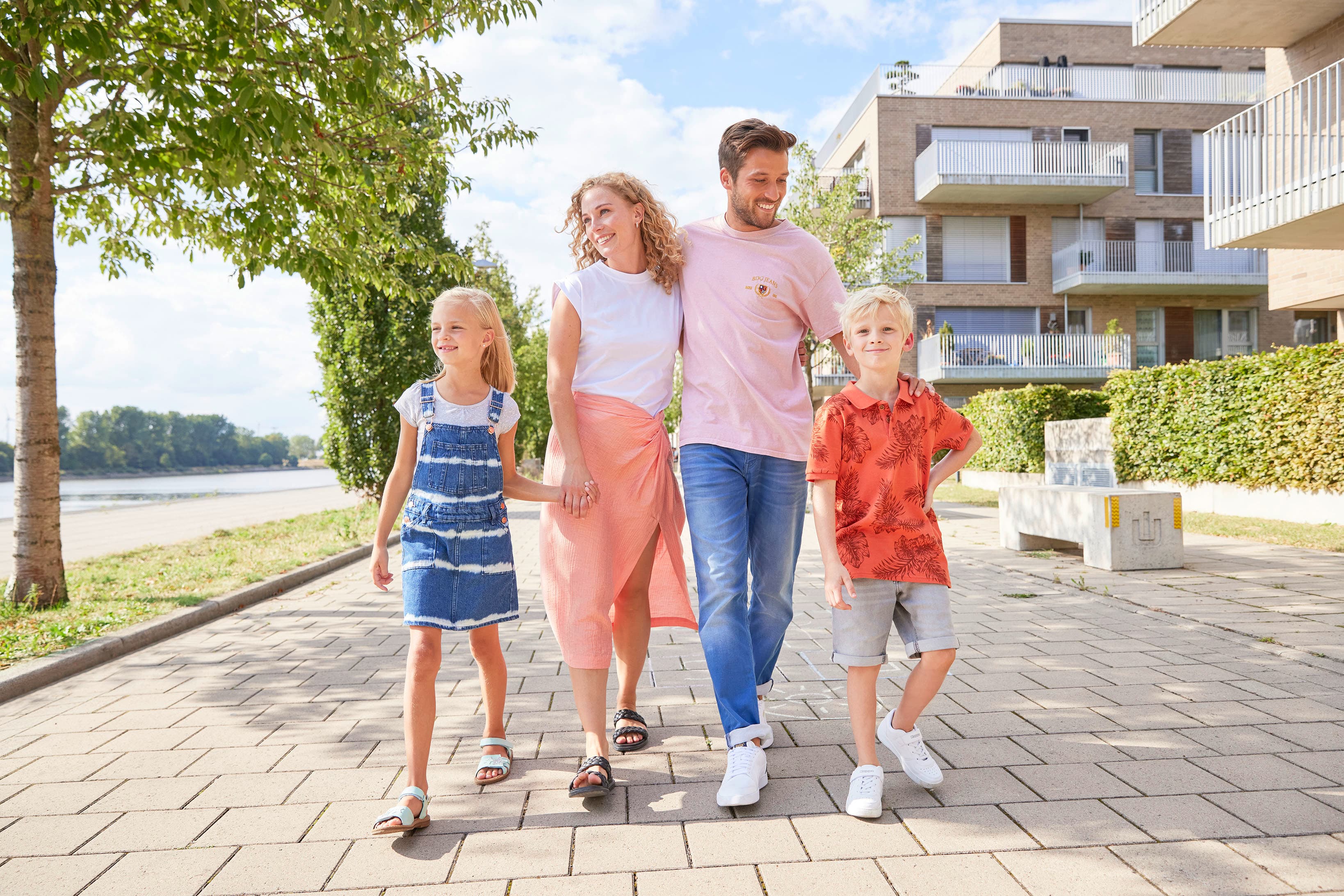 Eine junge Familie im Sommer mit Schuhen von Shoe4You