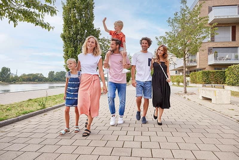 Familie und Freunde spazieren am Hafen
