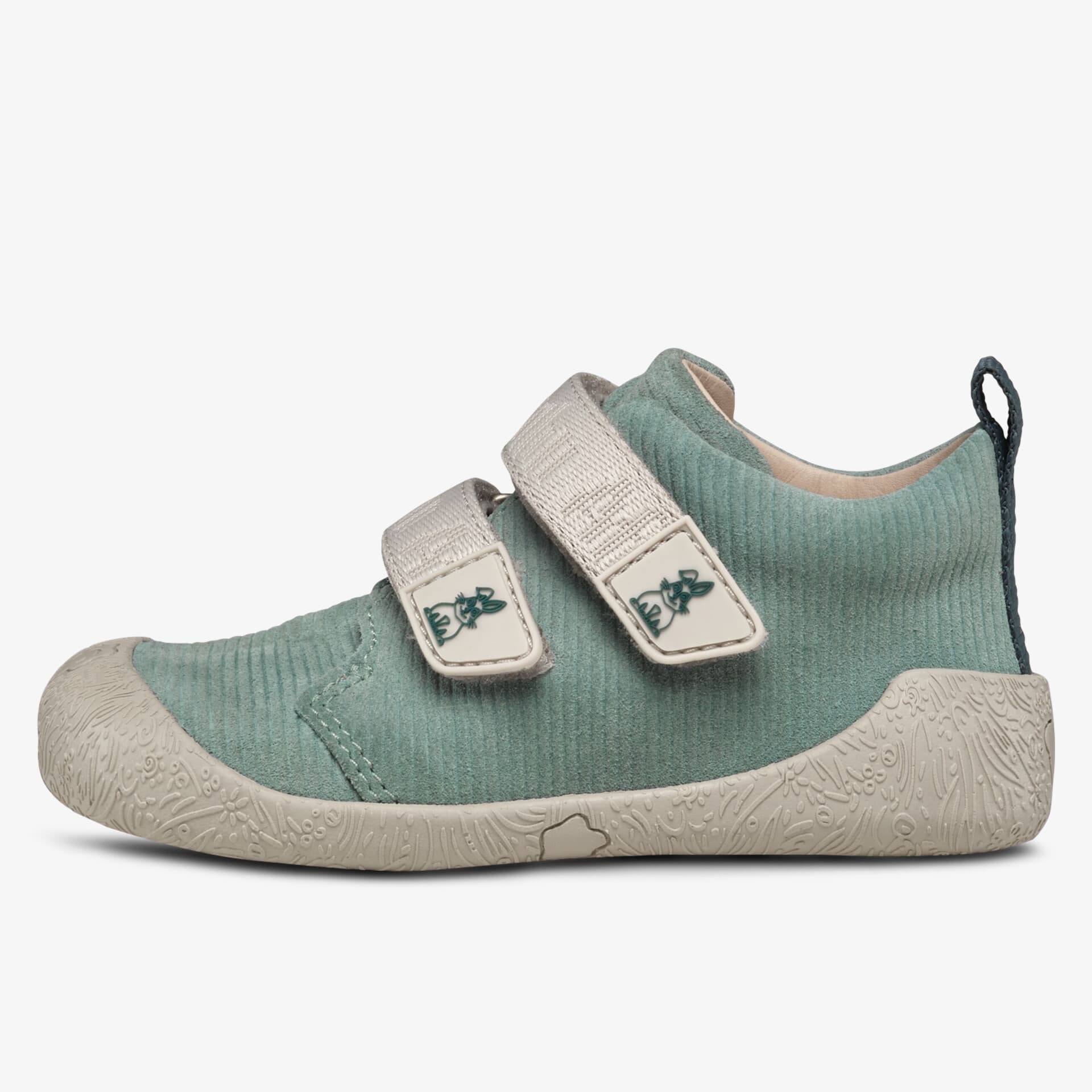 Seitliche Ansicht eines flexiblen und bequemen Schuhs mit atmungsaktivem Material und praktischen Klettverschlüssen