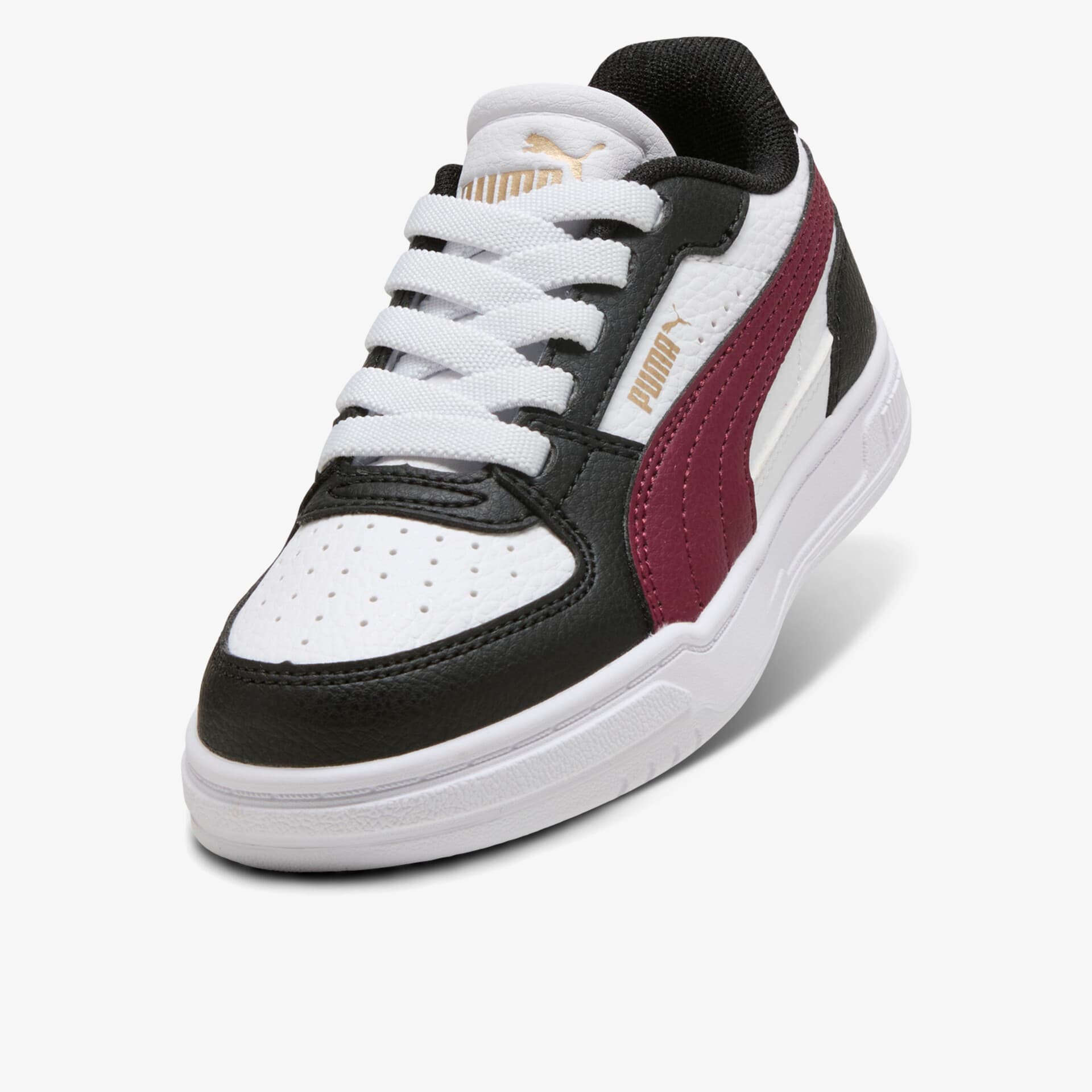 Sportlicher weißer Sneaker mit schwarzen Details, roten Seitenstreifen und Plateau-Sohle, bequeme Schnürung