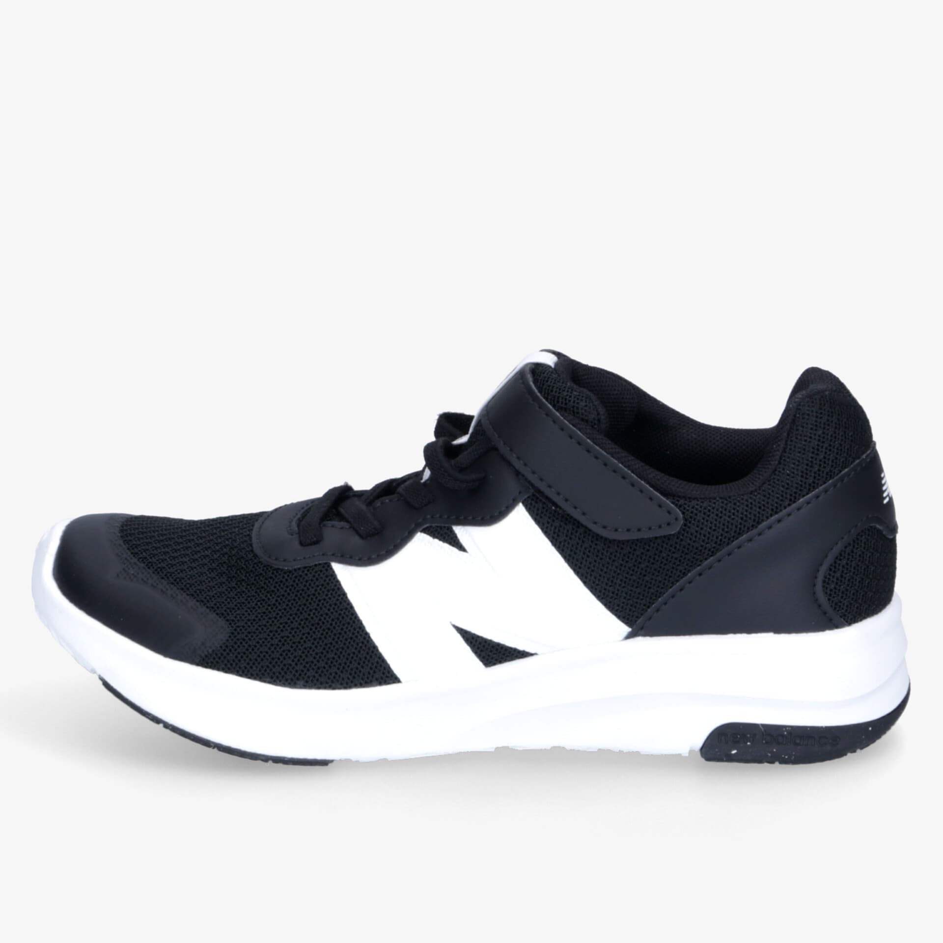 Moderner leichter Sportschuh in schwarz und weiß mit atmungsaktivem Material und stoßdämpfender Sohle