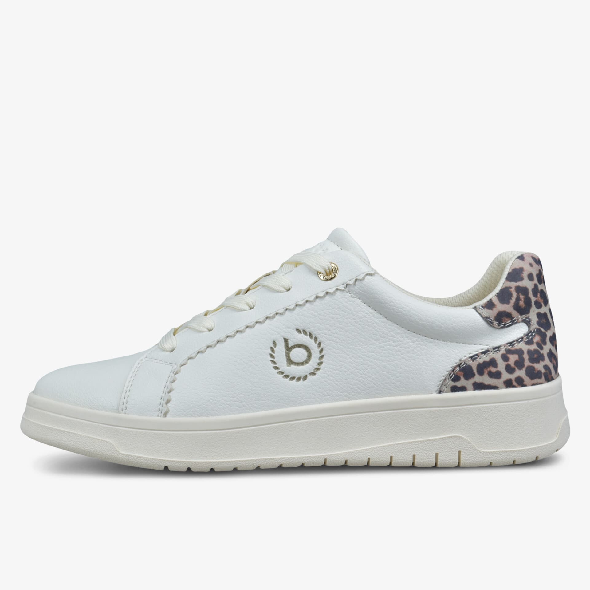 Weißer Sneaker mit Leopardenmuster und Logo-Detail an der Seite.