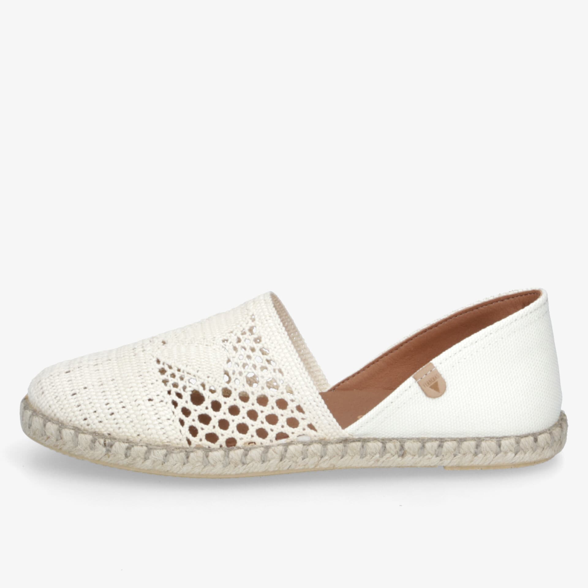 Leichter weißer Espadrille Schuh mit atmungsaktivem gewebtem Obermaterial und flexibler Sohle in seitlicher Ansicht
