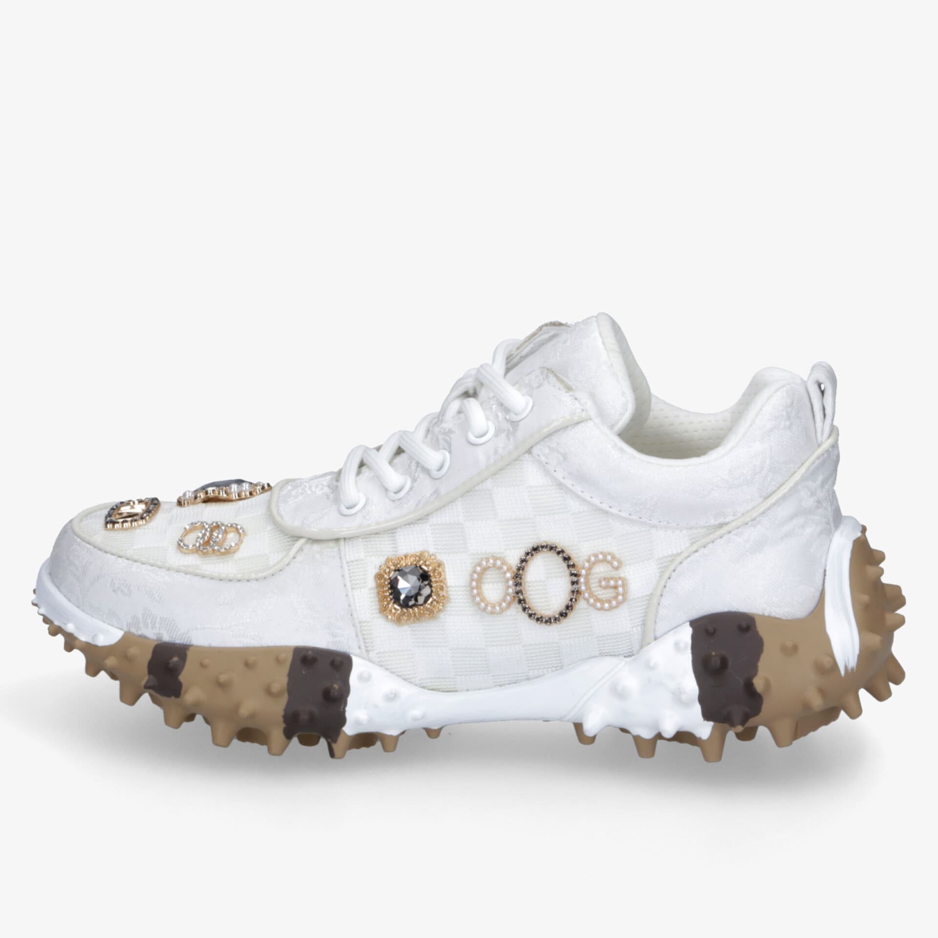 Weißer Sneaker mit auffälligen Applikationen und robuster Profilsohle, modisch und komfortabel gestaltet