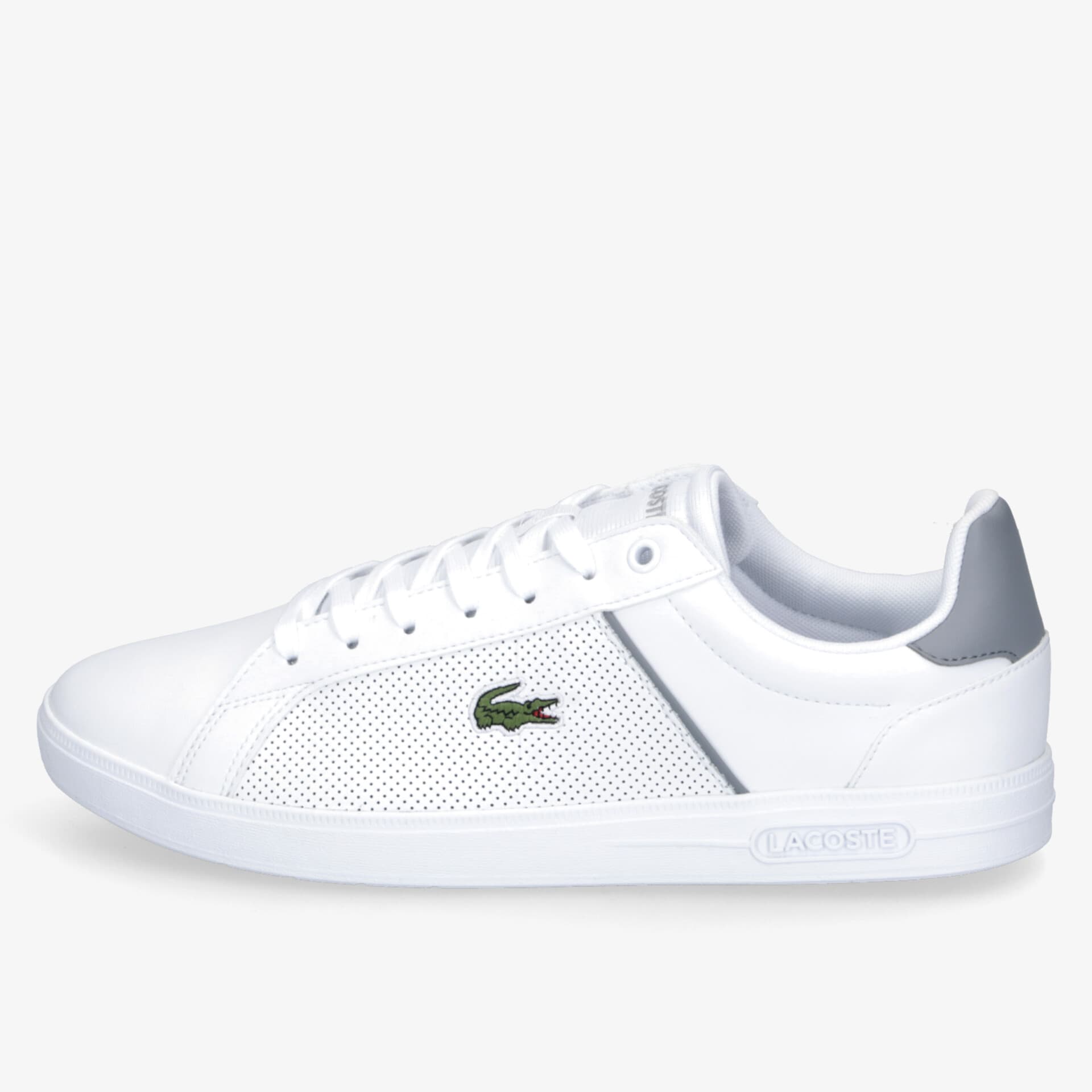 Seitlich abgebildeter weißer Leder-Sneaker mit perforiertem Design, komfortabler Passform und dezentem Markenlogo